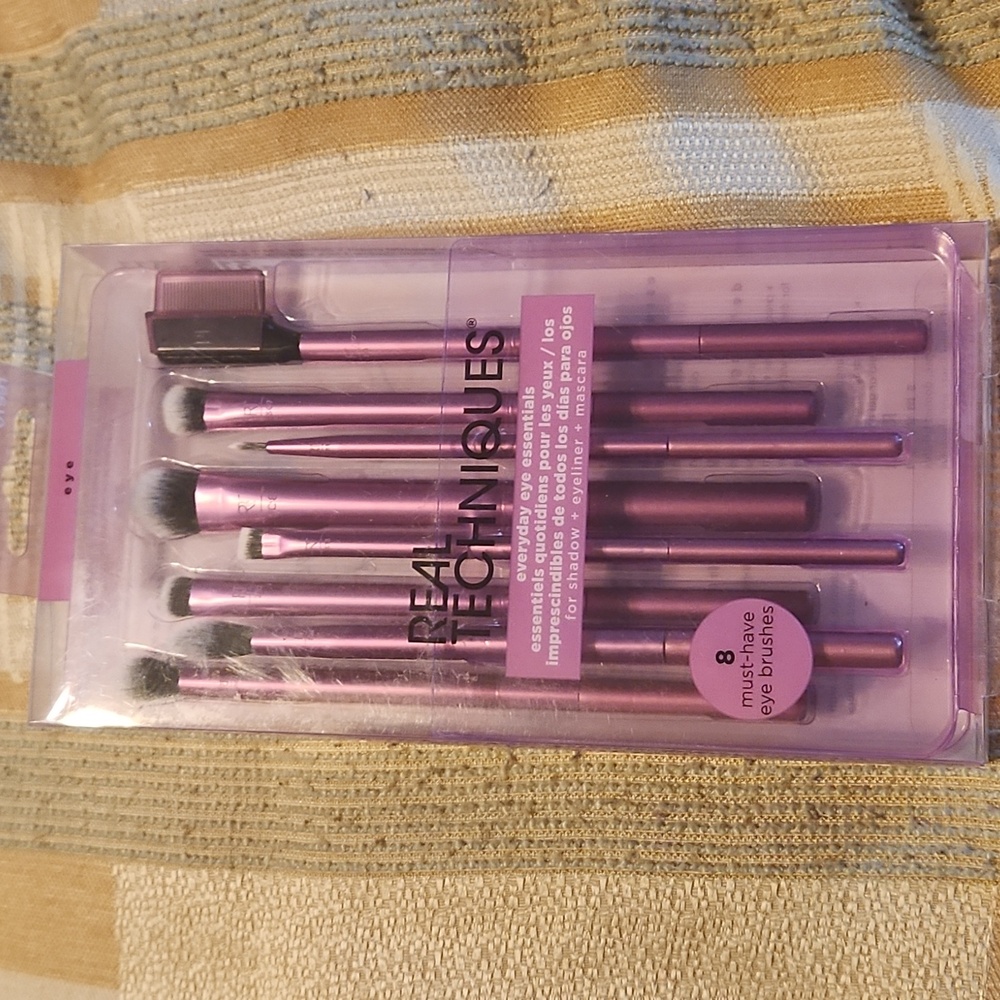 Eye brush